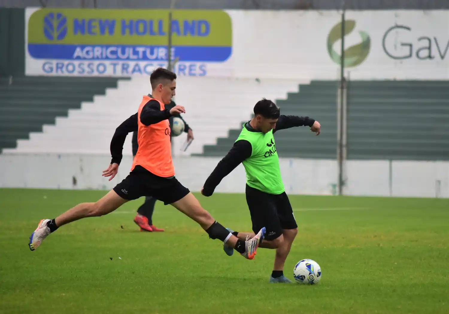 Salvay y Arguello, jugadores de Sportivo, disputando el balón