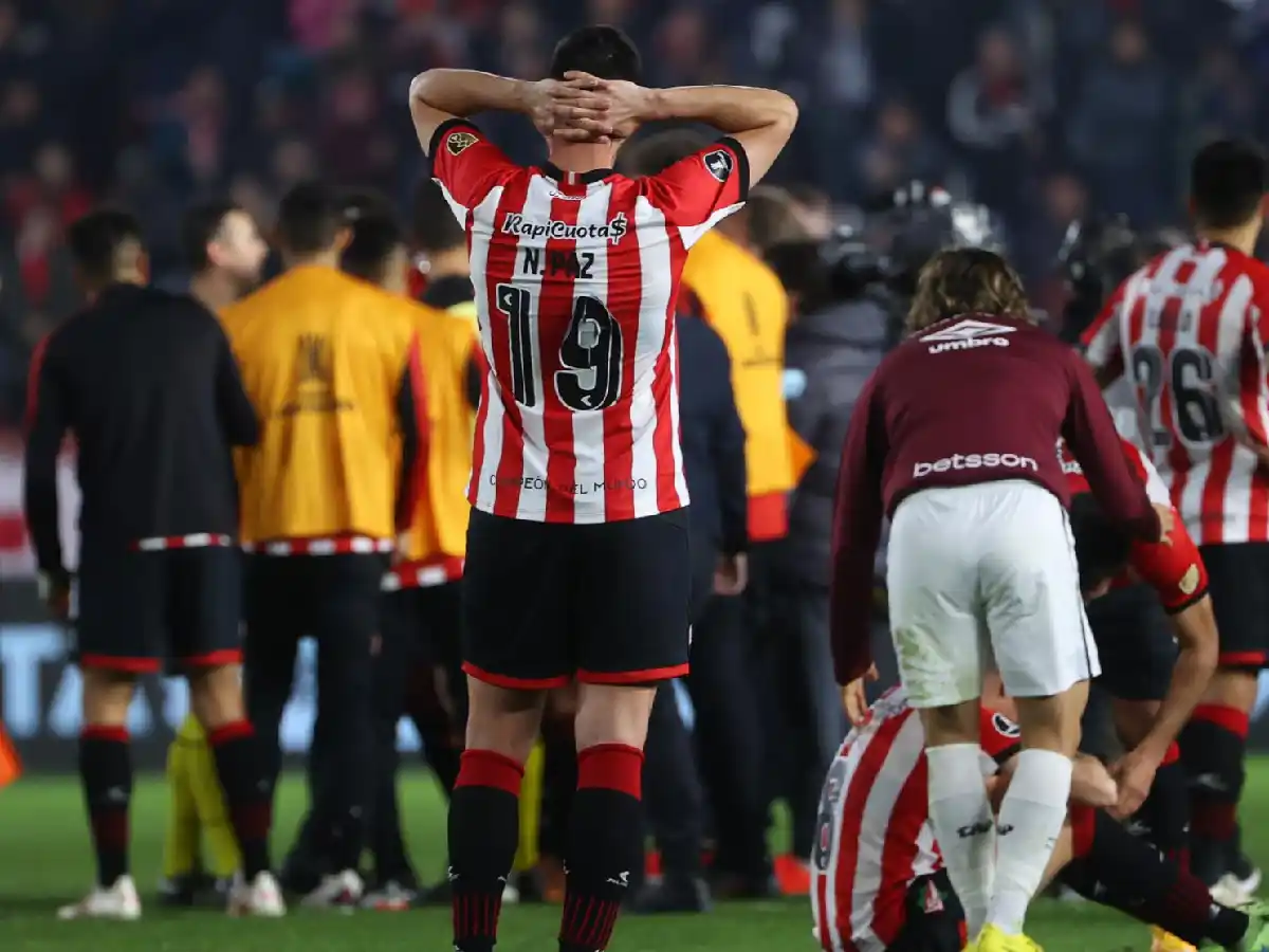 En un partido polémico, Estudiantes perdió sobre la hora ante Athletico Paranaense y quedó eliminado de la Copa Libertadores
