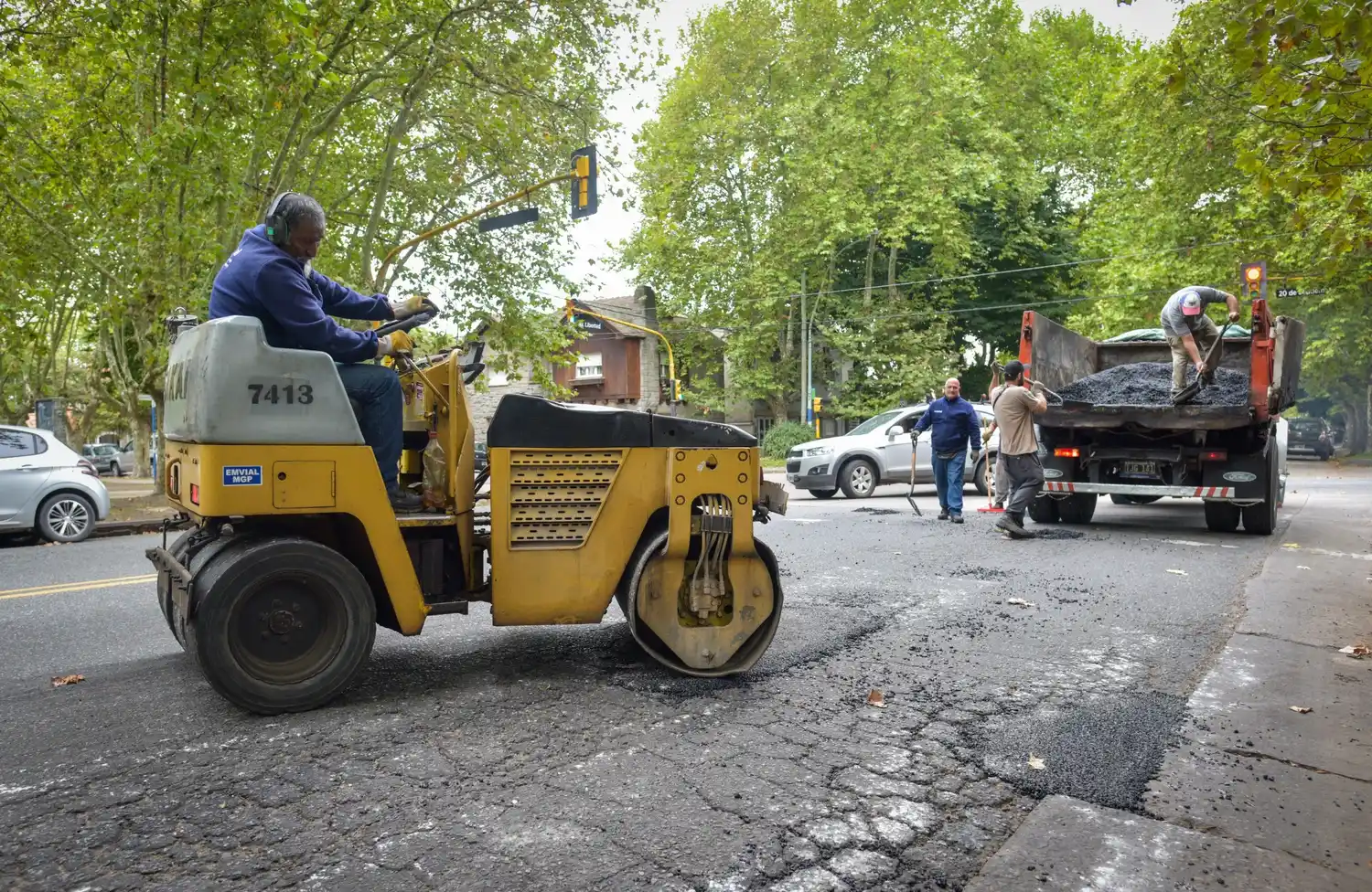 El programa utiliza asfalto en frío, una técnica que permite resolver deterioros puntuales de manera rápida.