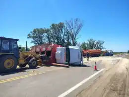 Un hombre resultó herido tras volcar su camión en la Ruta Provincial Nº 20