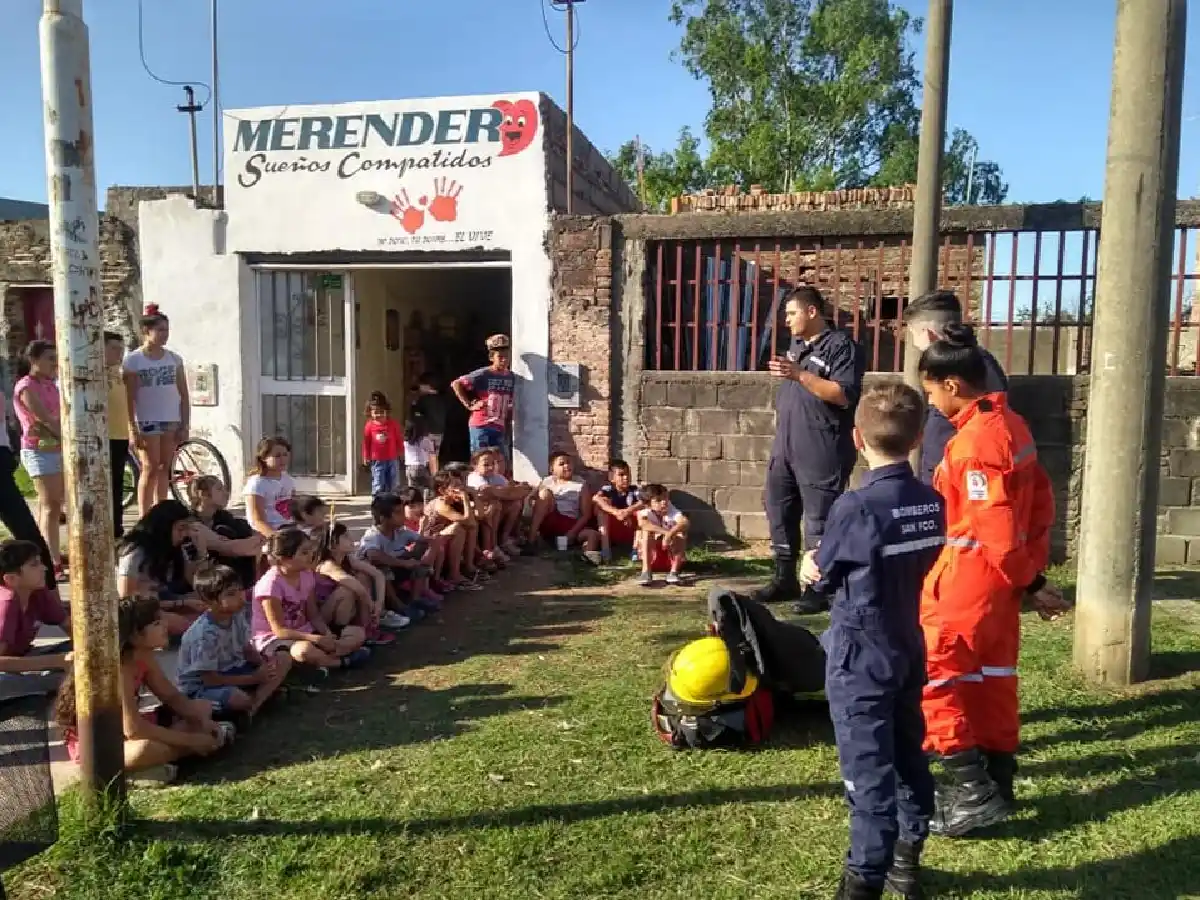 Bomberos entregaron leche a un merendero