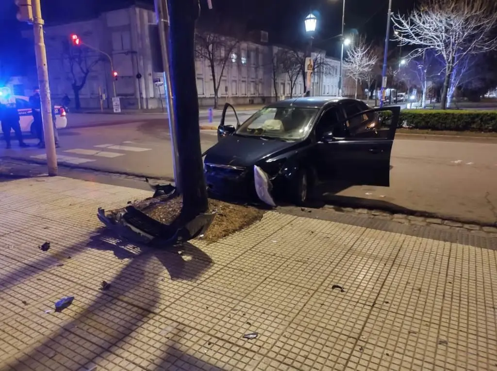 Violento choque sin heridos frente a la Escuela Nº54