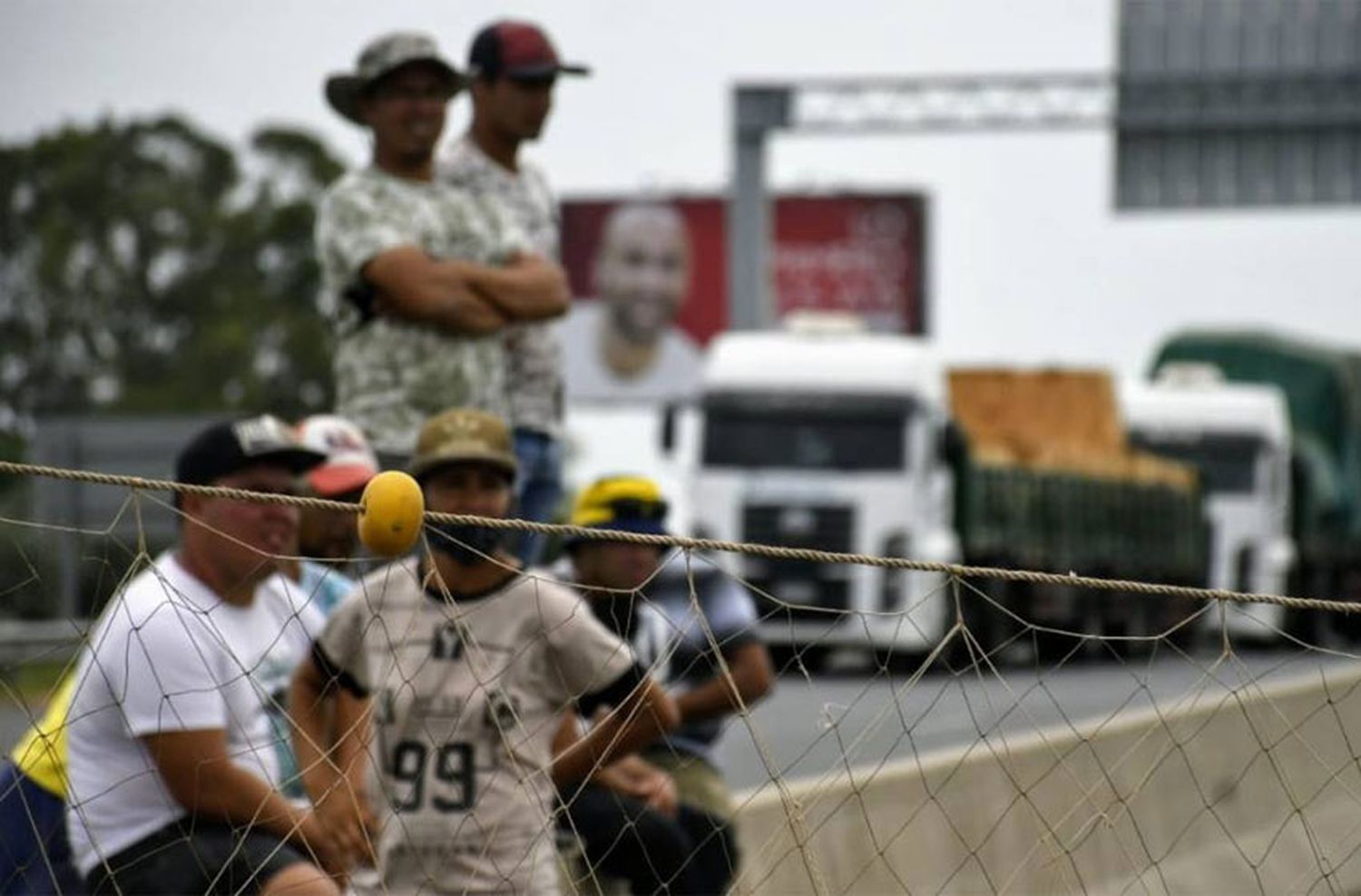 Representantes del sector náutico cortaron el puente Rosario-Victoria para pedir el regreso a la actividad