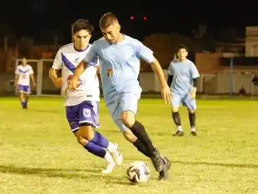 Carlos Soria, de Defensores, traslada la pelota ante la marca de cerca de un rival (crédito: IG Gol Entra).
