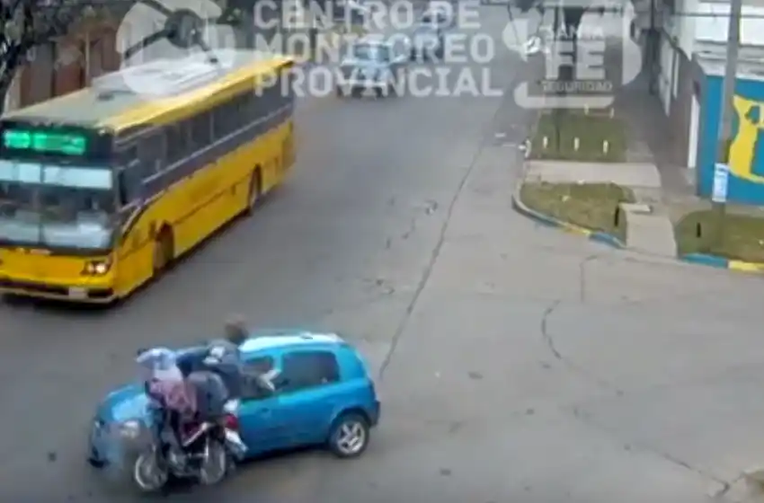 Impactante choque entre un auto y una motocicleta en zona norte