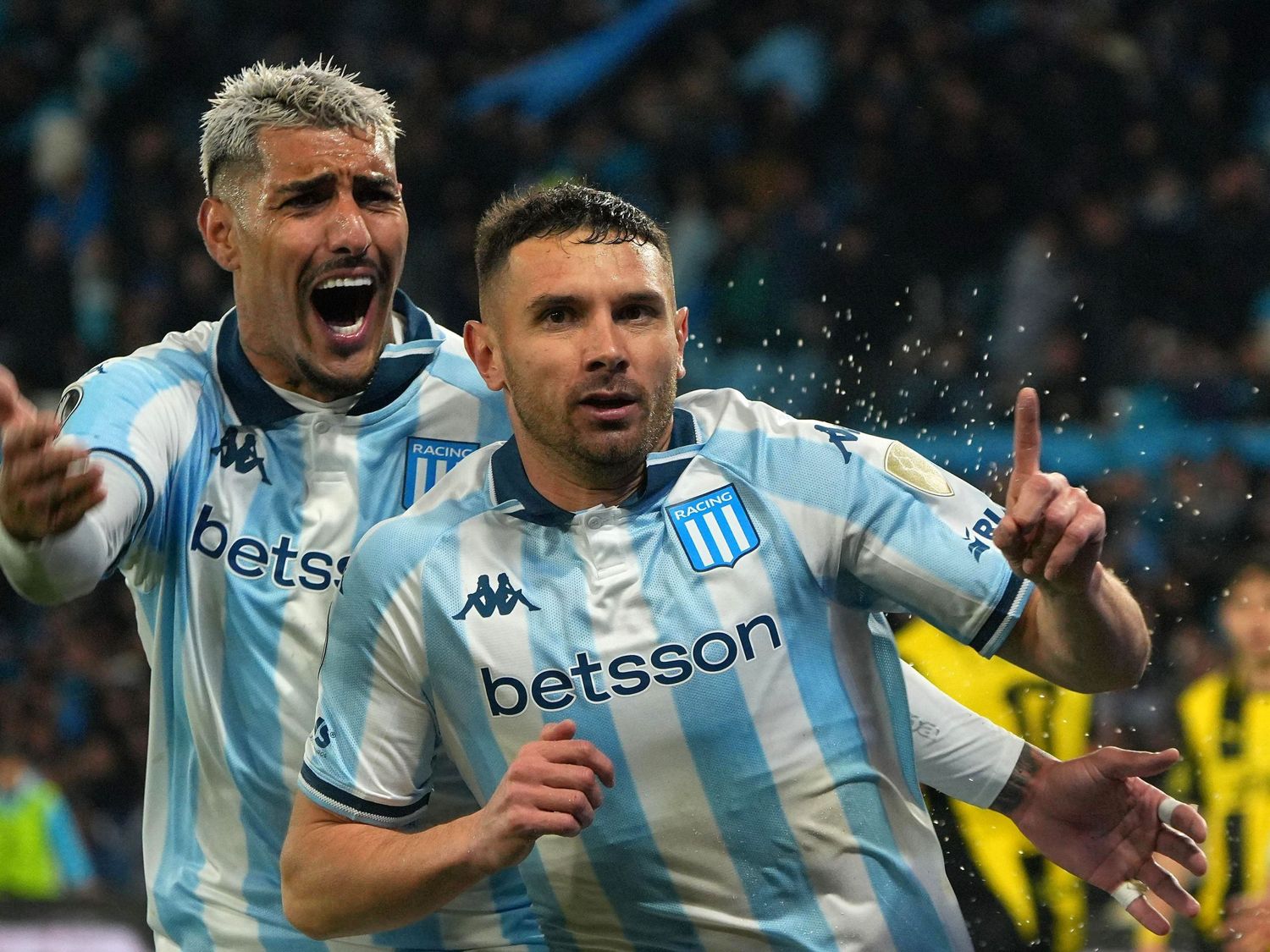 Racing sufrió hasta el final y festejó con un gol agónico