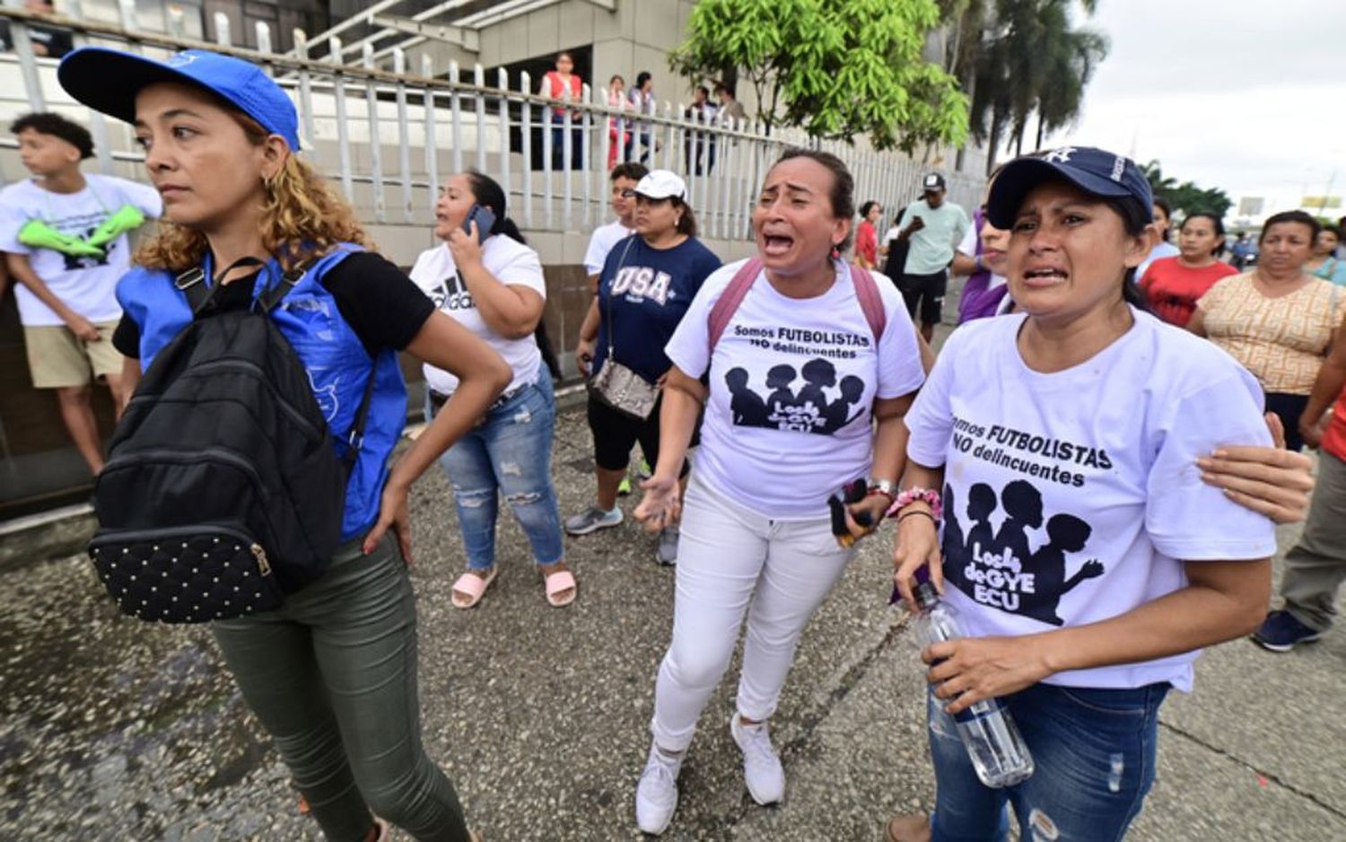 Los gritos y llantos de los familiares y amigos de los menores inundaron el lugar hasta donde también habían llegado familiares de los soldados.