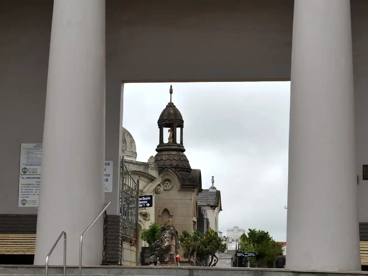 Cayeron dos integrantes más de una banda de ladrones de bronce en el cementerio   