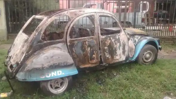 Malvinas Argentinas: Incendian auto con propaganda kirchnerista