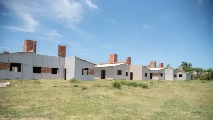 Provincia finalizará con fondos propios 60 soluciones habitacionales abandonadas por Nación