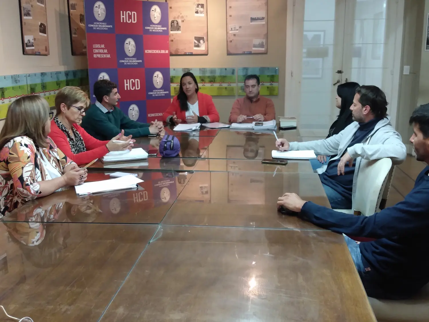 Diálogo entre los empleados del Concejo y los nuevos ediles