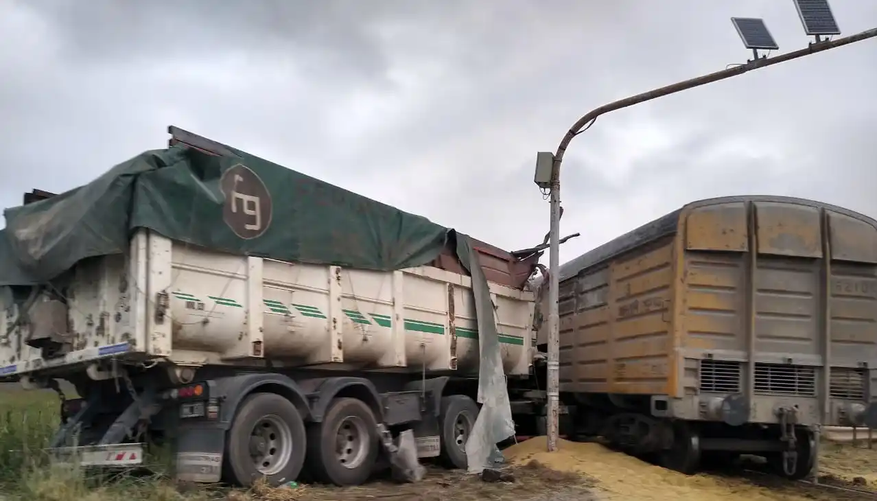 Un camión colisionó con un tren en la Ruta 74