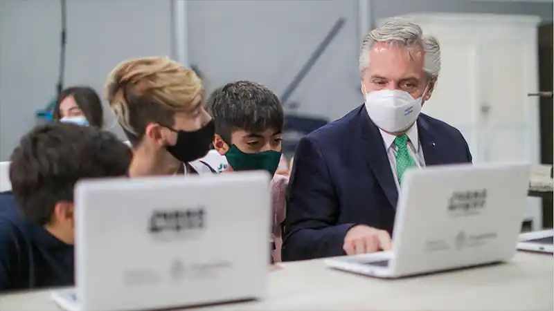 Fernández anunció equipamiento y cinco escuelas