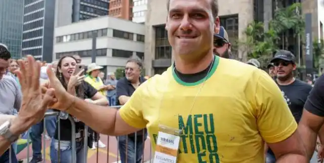 Para el hijo de Bolsonaro, "la Bombonera tiene mal olor"
