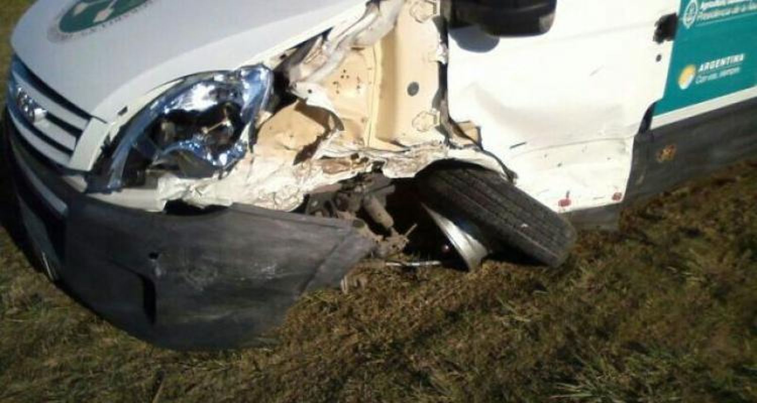 Combi que trasladaba alumnos de la Escuela Agropecuaria protagonizó accidente en ruta Nº 6