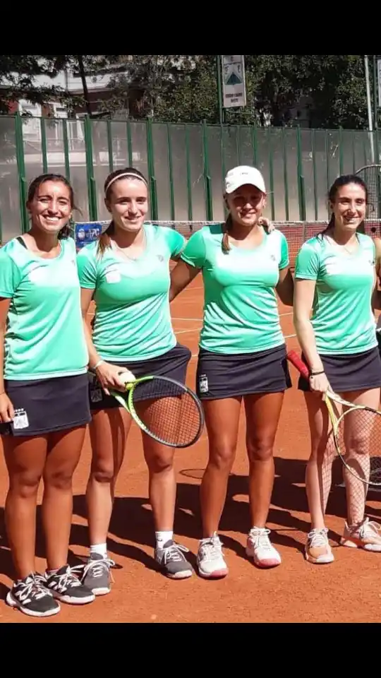 Larraya Guidi (tercera) jugó para Ferro.