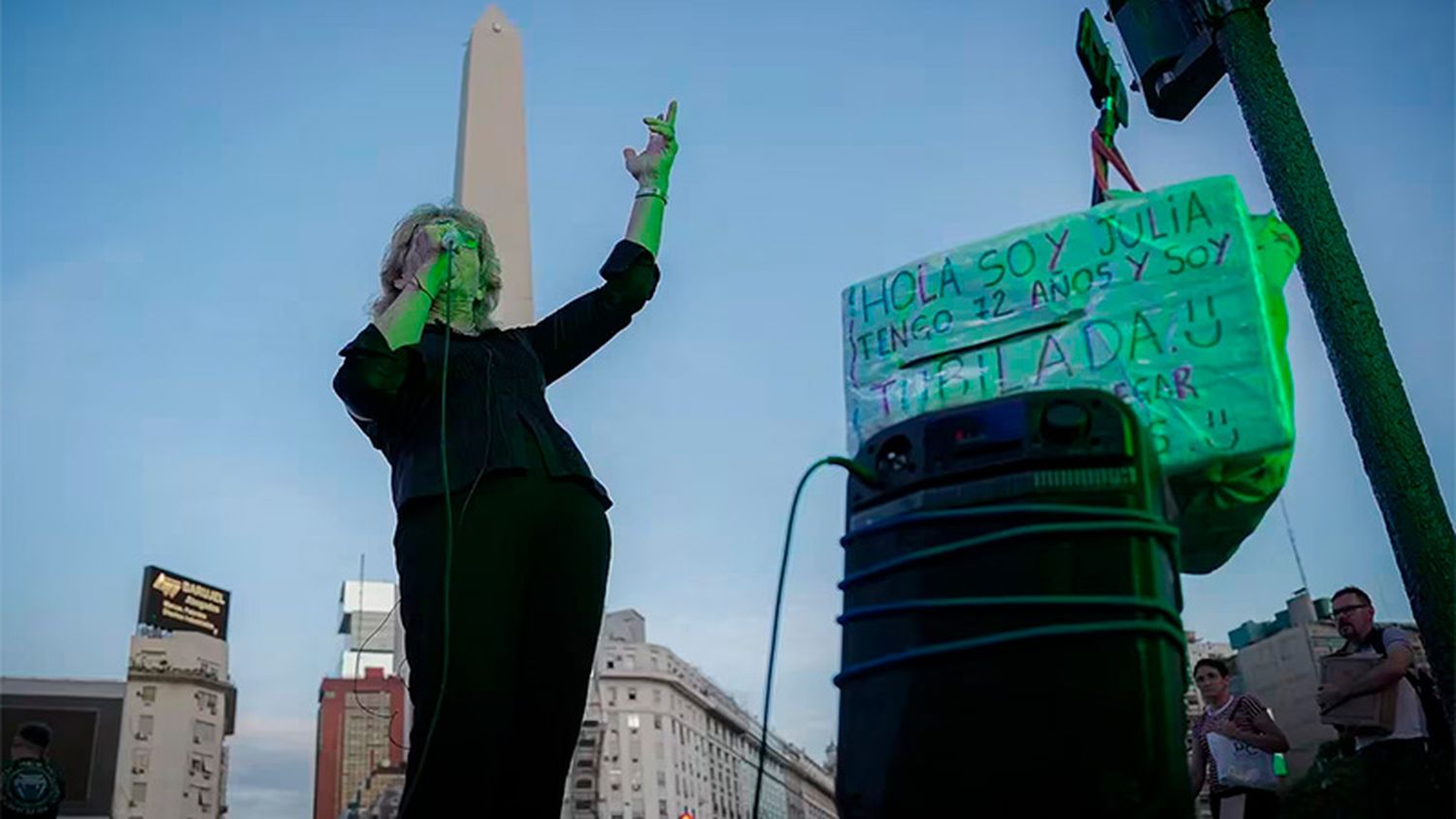 Una jubilada entrerriana canta en el Obelisco para poder llegar a fin de mes