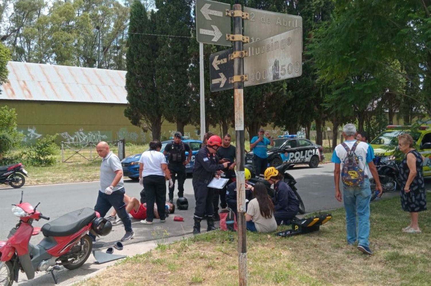 Fuerte choque entre dos motos dejó a dos jóvenes lesionados.