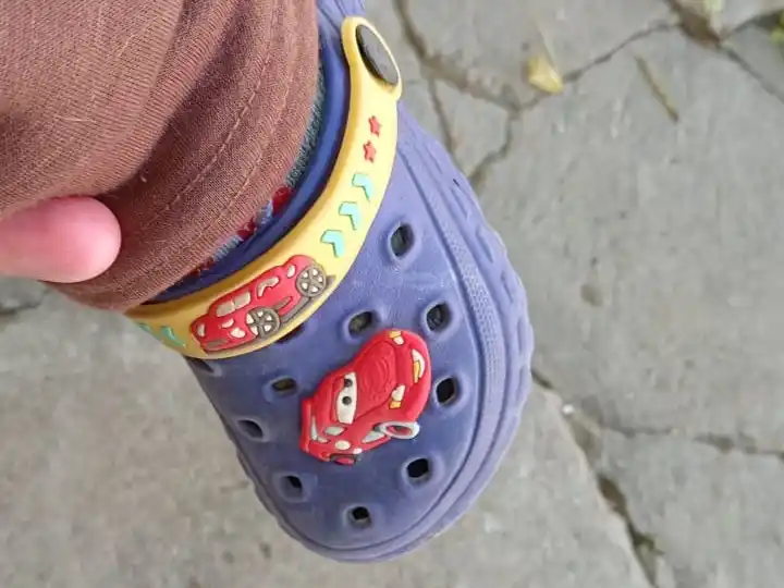 Buscan crocs perdida en calle Las Provincias