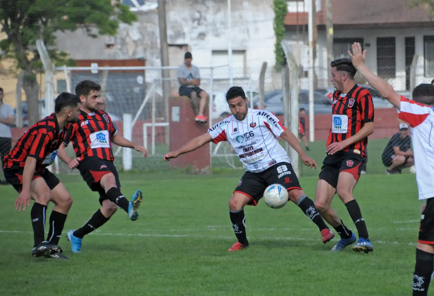Maximiliano Villar, rodeado de rivales, en la acción previa al penal.