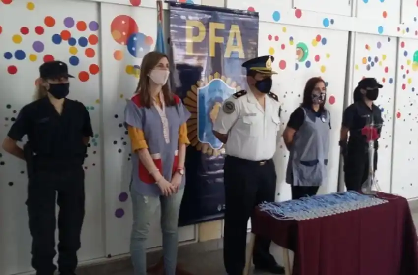 Necochea: la Policía entregó medallas a niños que finalizaron su año lectivo en el Jardín María Elena Walsh
