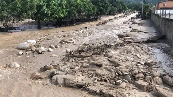 ¡LLAMADO A LA CALMA EN MARACAY! Destape de tapón en El Castaño causa pánico este #18Oct