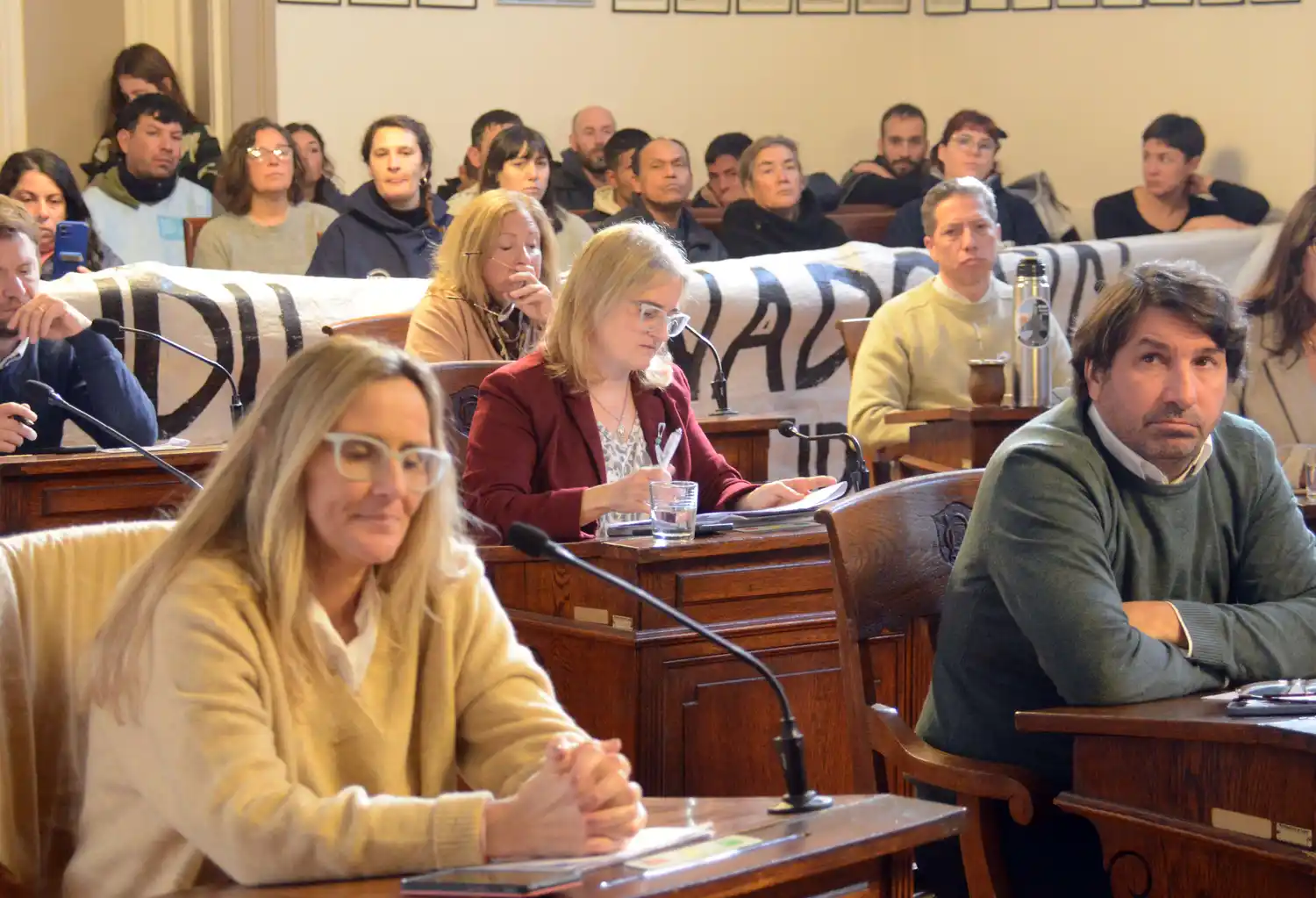 La iniciativa fuera tratada y posteriormente aprobada en el recinto sin que pase por comisiones.
