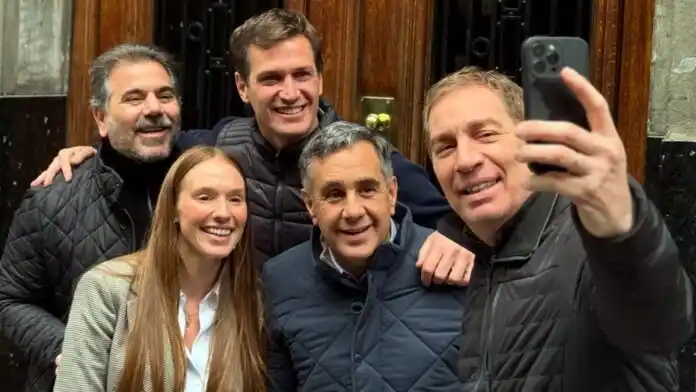 Diego Santilli junto a otros integrantes del PRO.