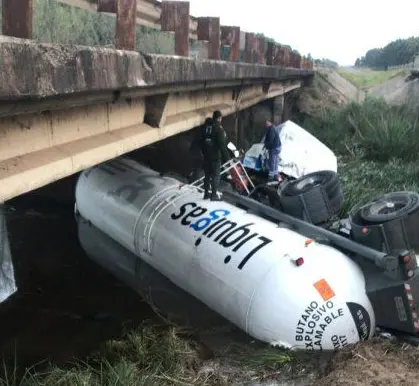 Un camión que transportaba gas cayó de un puente en la Ruta 14