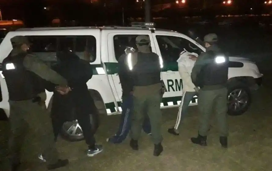 Dos mujeres recibieron balazos en su hogar y tres hombres fueron detenidos