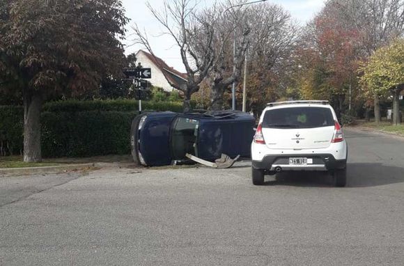 Le dio su auto al trapito para que lo estacione y terminó volcado