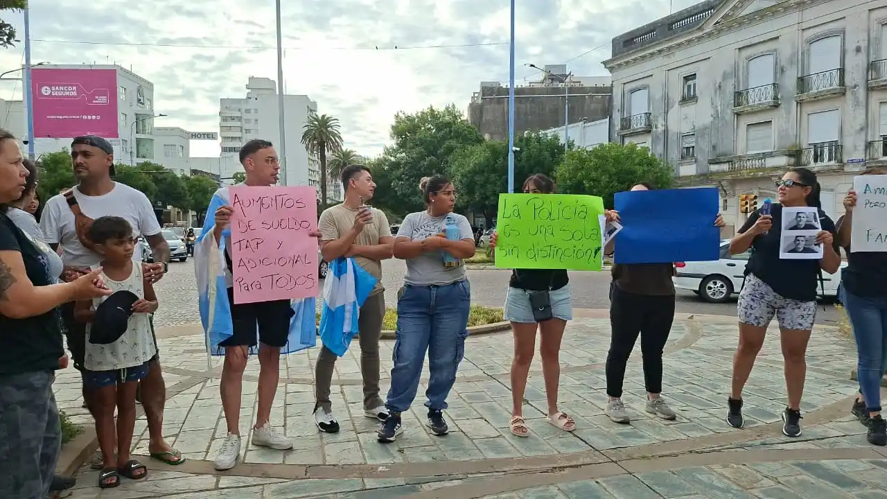 manifestación policia jefatura reclamo salarial - 4