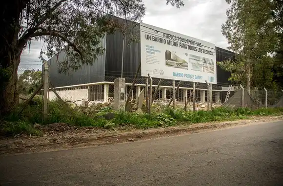 Detuvieron a un menor por robar marcos de ventanas del Polideportivo Camet