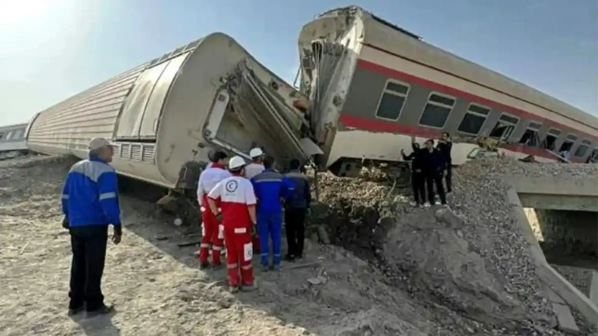 ¡CHOCÓ CON UNA EXCAVADORA!  Al menos 21 muertos en un accidente de tren en Irán