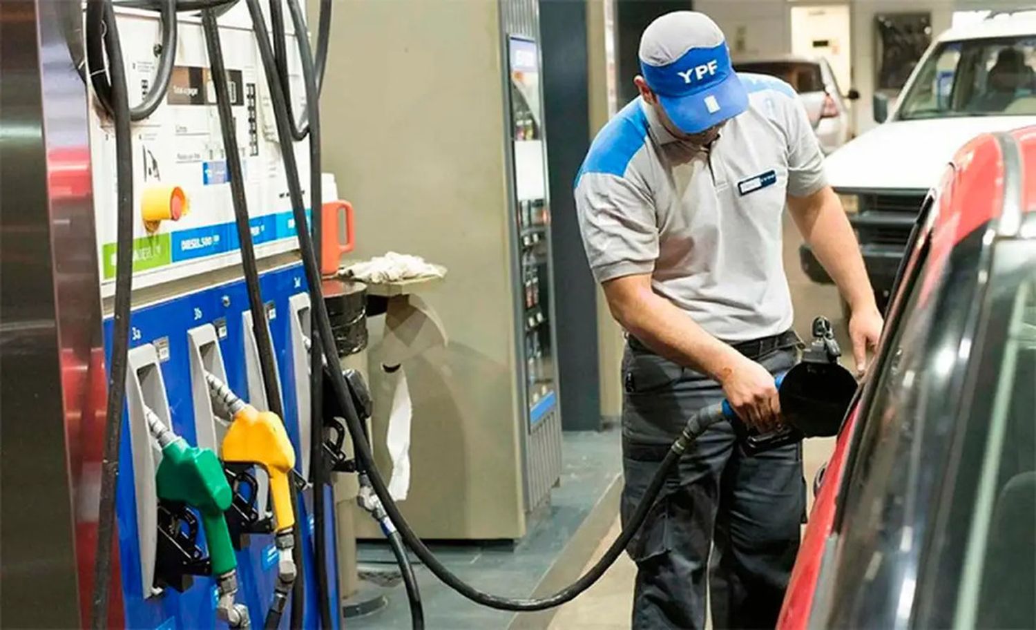 YPF subió los precios de sus combustibles.