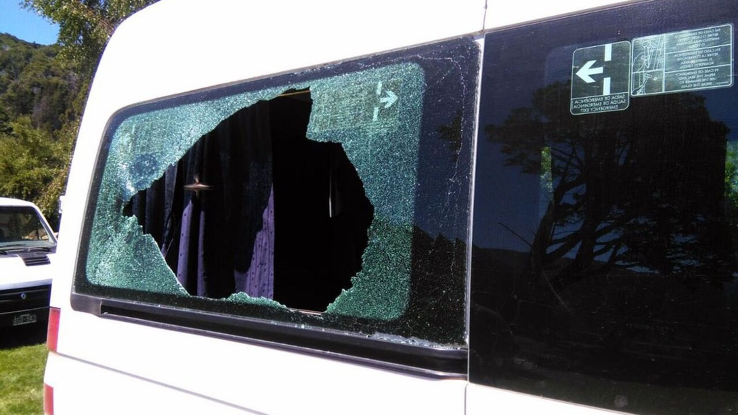 Agresión a Macri: Así quedó el vehículo tras el piedrazo en Villa Traful