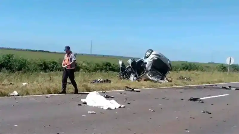 Cinco personas murieron tras un choque frontal entre auto y camión en Ruta 14