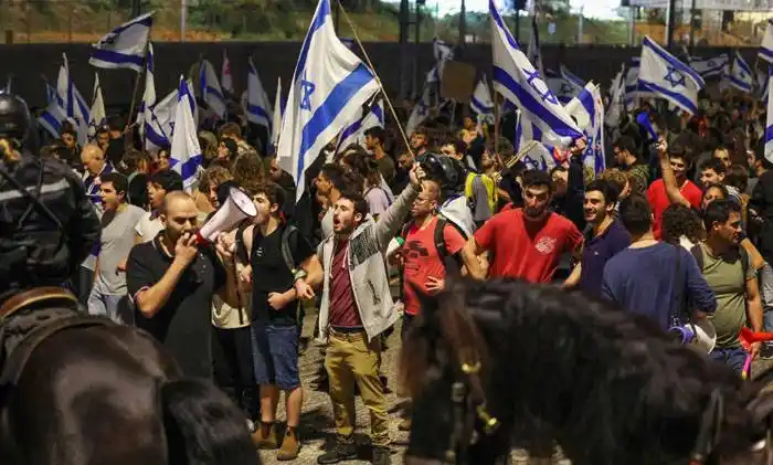 Para evitar �Suna guerra civil⬝, Netanyahu anunció una �Spausa⬝  en su reforma judicial