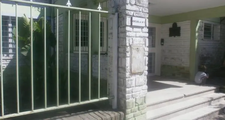 Pintan frente de la Escuela 7, cuya Secundaria será bautizada Atahualpa Yupanqui