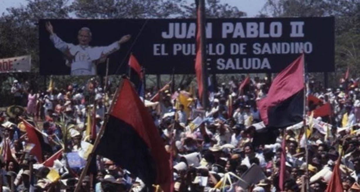 El pueblo nicaragüense y el gobierno sandinista reciben la visita de Juan Pablo II en 1983.