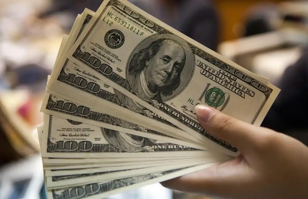 El dólar y el Riesgo País cayeron después de los anuncios del Gobierno y el apoyo de EE UU