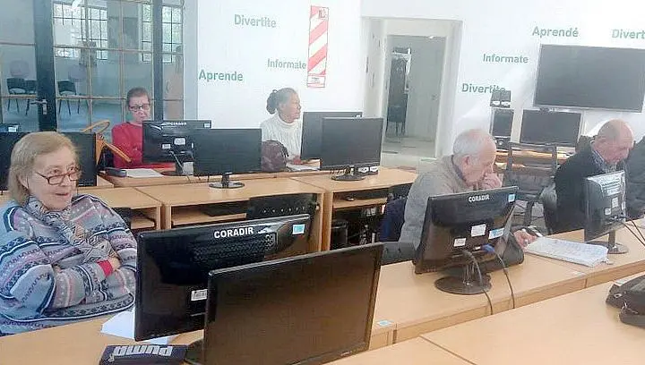 Alfabetización digital y uso de celulares para adultos mayores