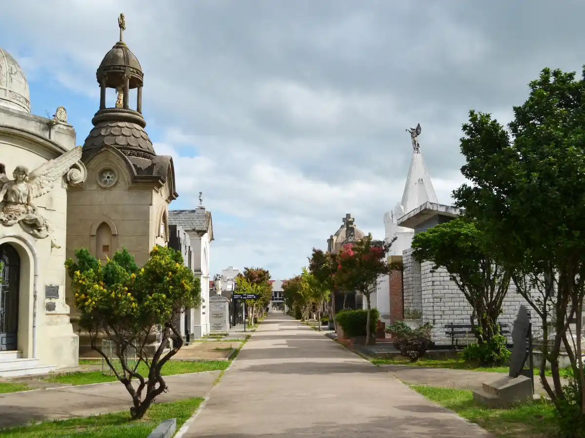 Caminando el cementerio: una travesía hacia el pasado  