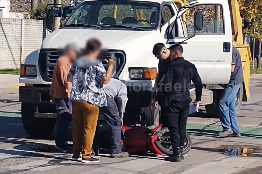 Una moto terminó bajo un camión: un susto en barrio 9 de Julio