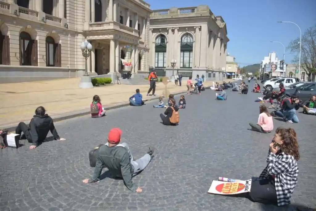  Artistas realizan una sentada por la emergencia cultural y esperan que el ministro Costa 