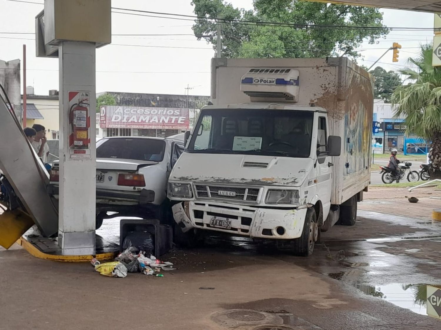 Una camioneta se quedó sin frenos e impactó contra una estación de servicio