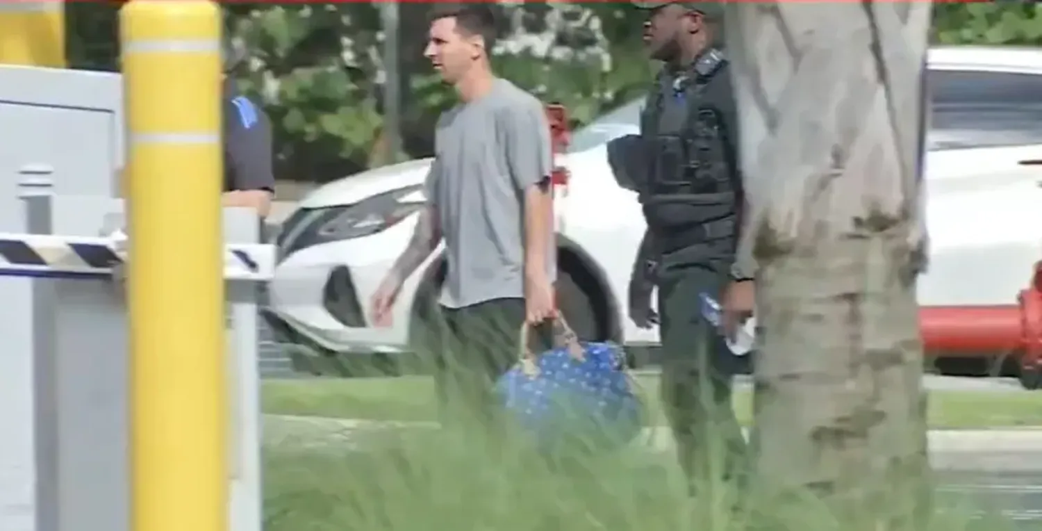 El capitán argentino llegó en su auto y se lo vio relajado mientras ingresaba caminando al hotel Le Meridien, acompañado por Alberto Pernas de la Asociación del Fútbol Argentino (AFA) y un agente de policía.