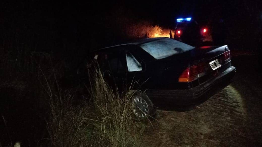 Un automóvil rescatado por los bomberos luego de un accidente