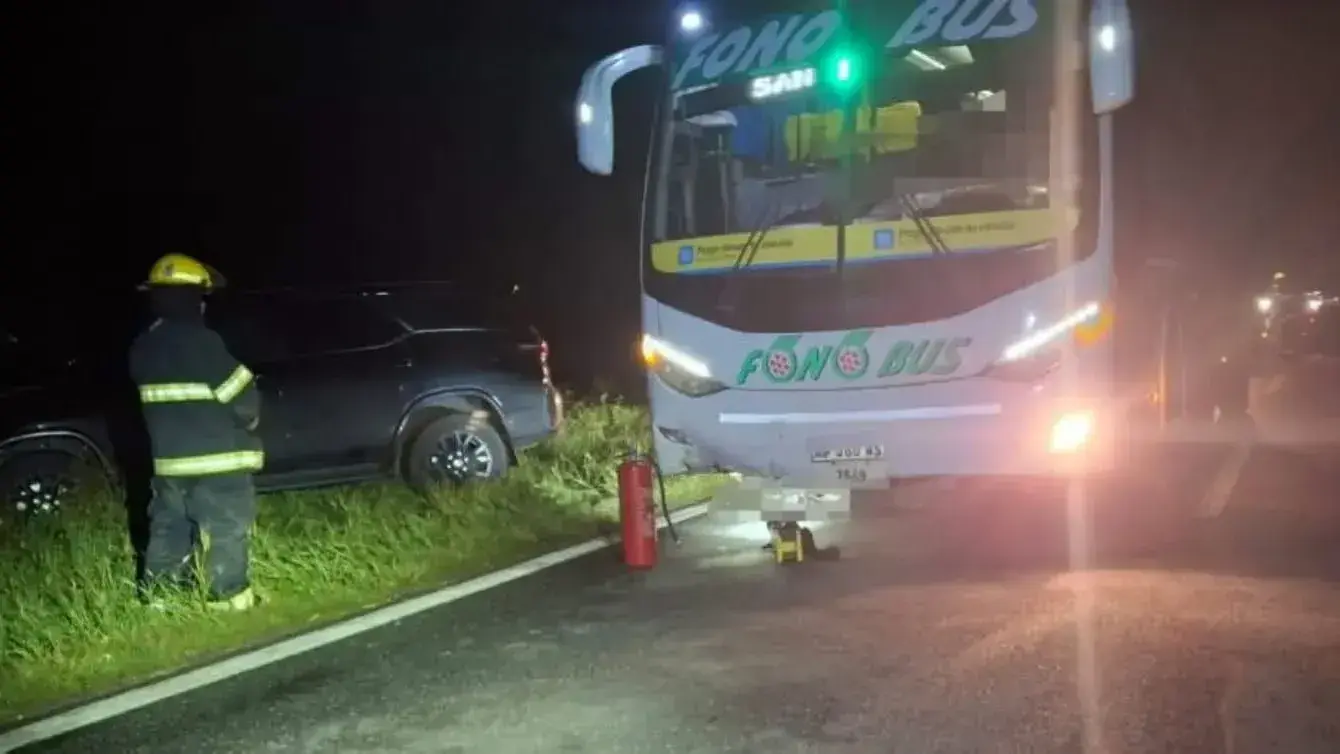 Tragedia en la Ruta 19: murió una mujer en un siniestro que involucró a una camioneta, una moto y un colectivo