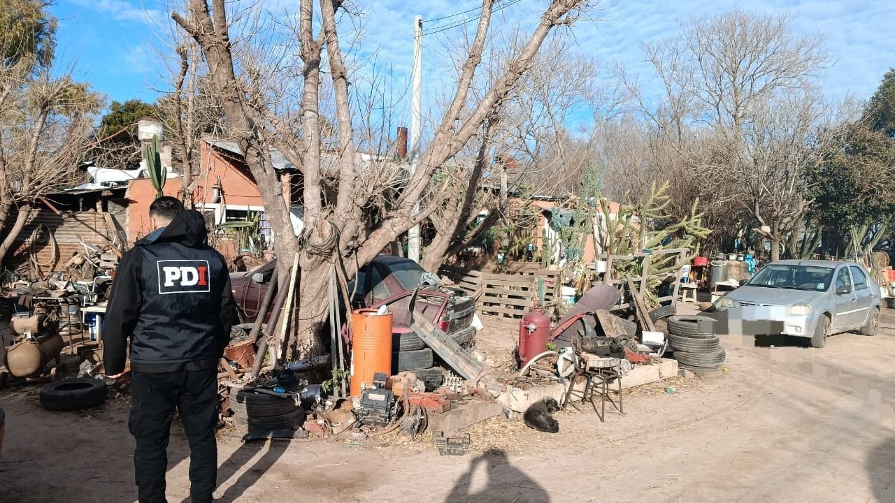 En el procedimiento identificaron a dos hombres y secuestraron autopartes robadas.